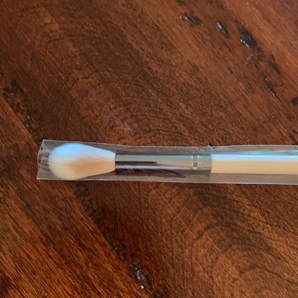 NWT ColourPop Face Smal Fluffy Brush in F33